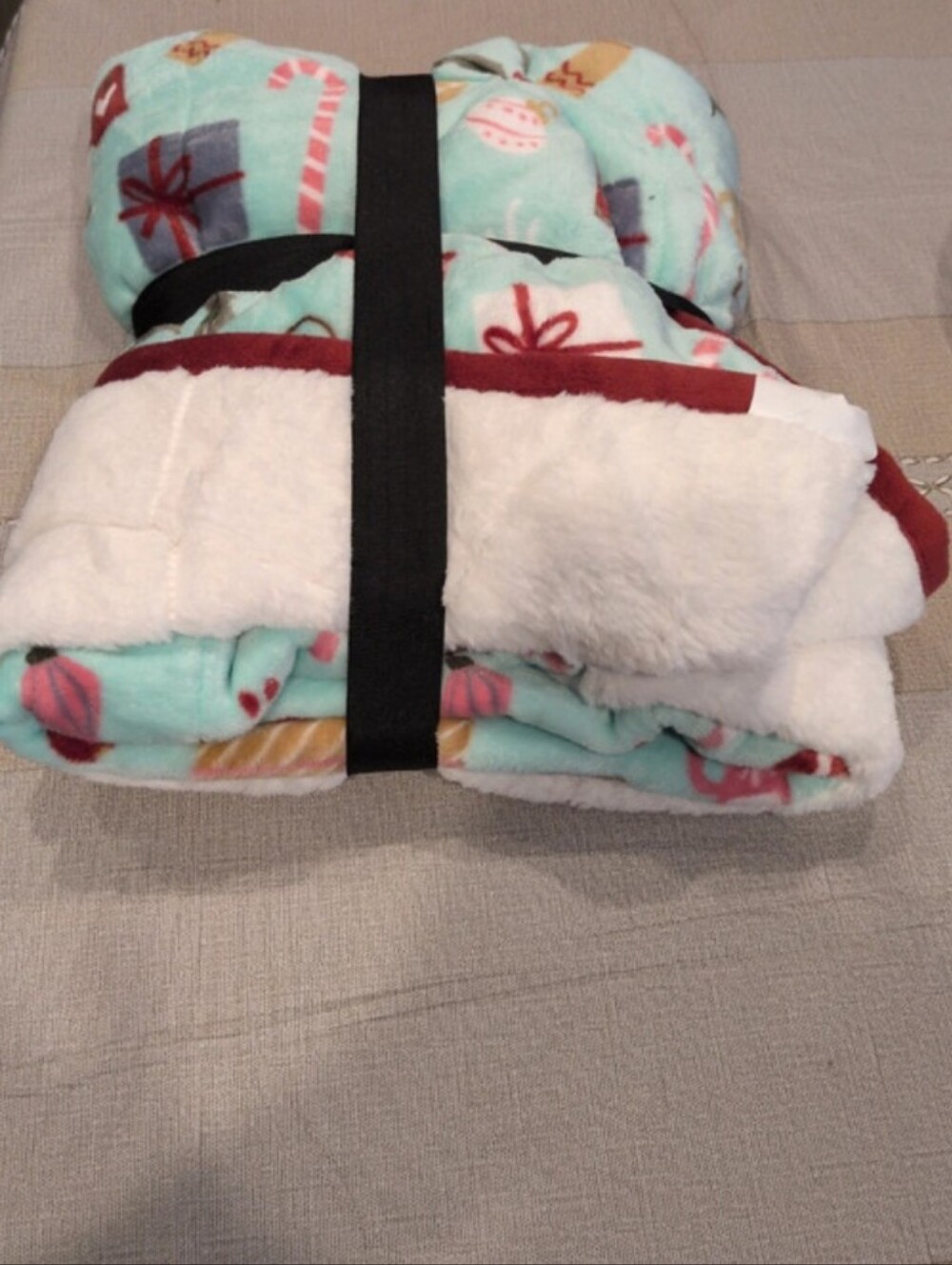 Cuddl Duds Plush Holiday Throw Blanket in Mint, Red, White